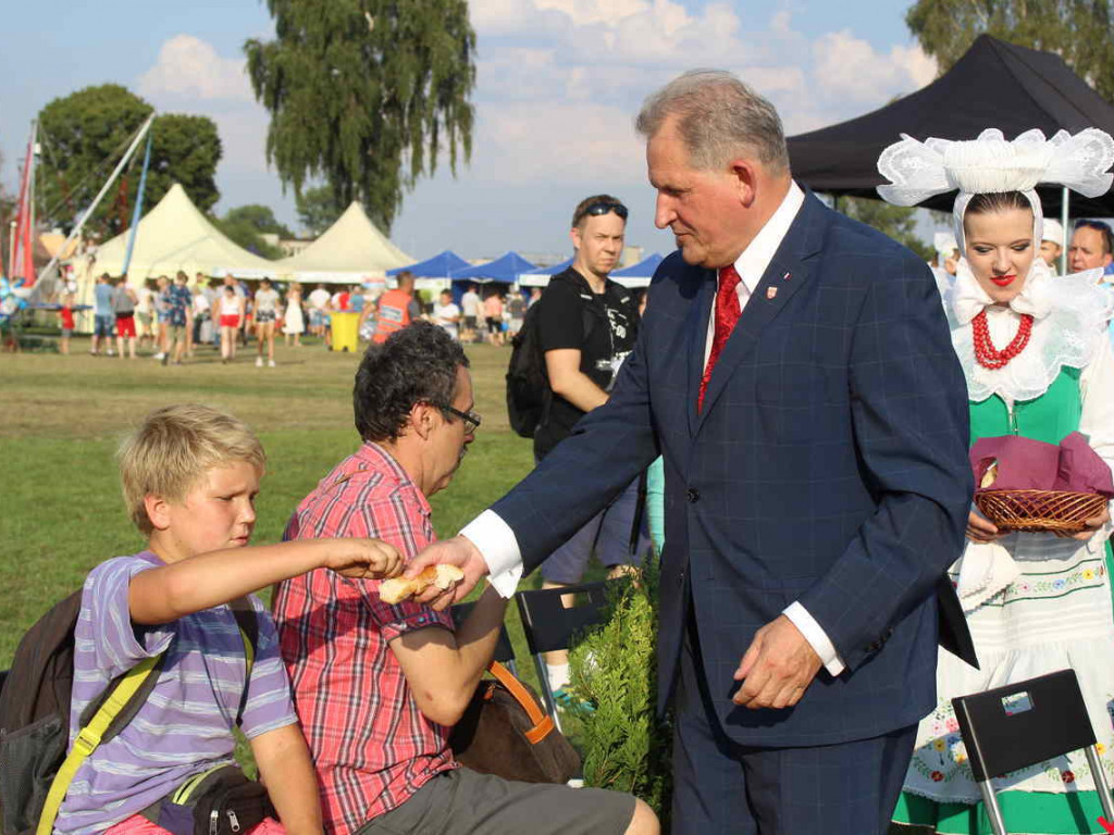 Rolnicy i działacze odznaczeni podczas święta plonów. Dożynki powiatowe w skwarze