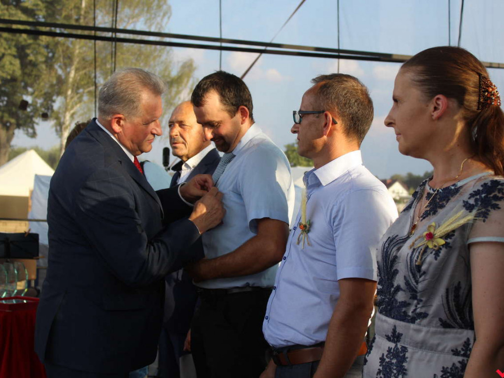 Rolnicy i działacze odznaczeni podczas święta plonów. Dożynki powiatowe w skwarze