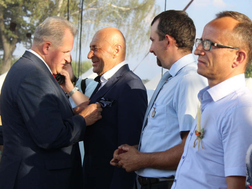 Rolnicy i działacze odznaczeni podczas święta plonów. Dożynki powiatowe w skwarze