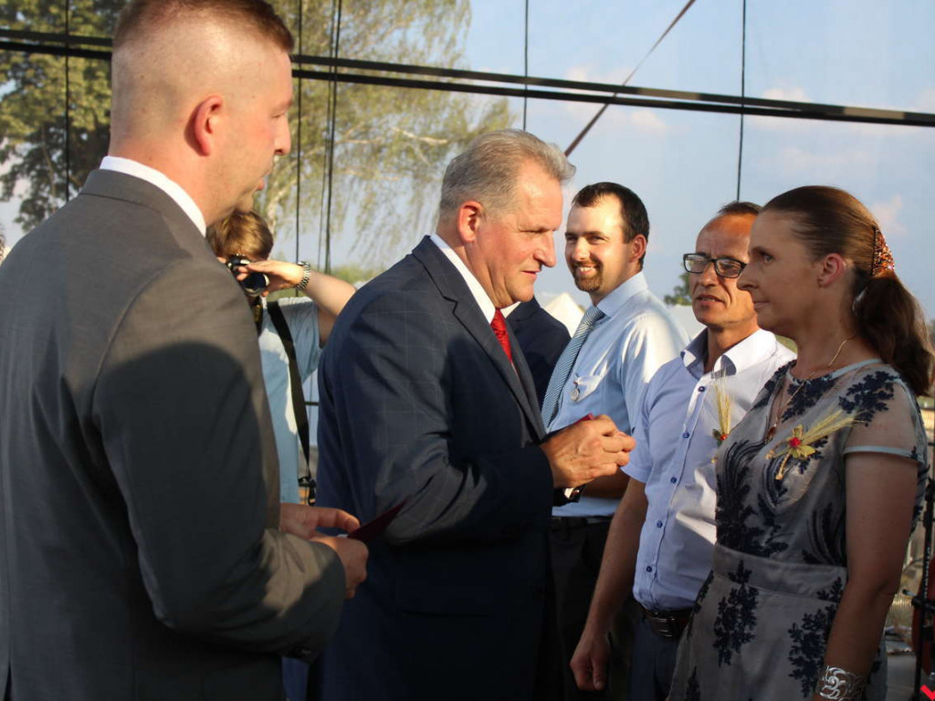 Rolnicy i działacze odznaczeni podczas święta plonów. Dożynki powiatowe w skwarze
