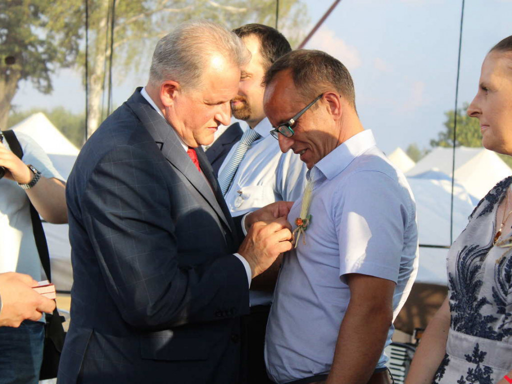 Rolnicy i działacze odznaczeni podczas święta plonów. Dożynki powiatowe w skwarze