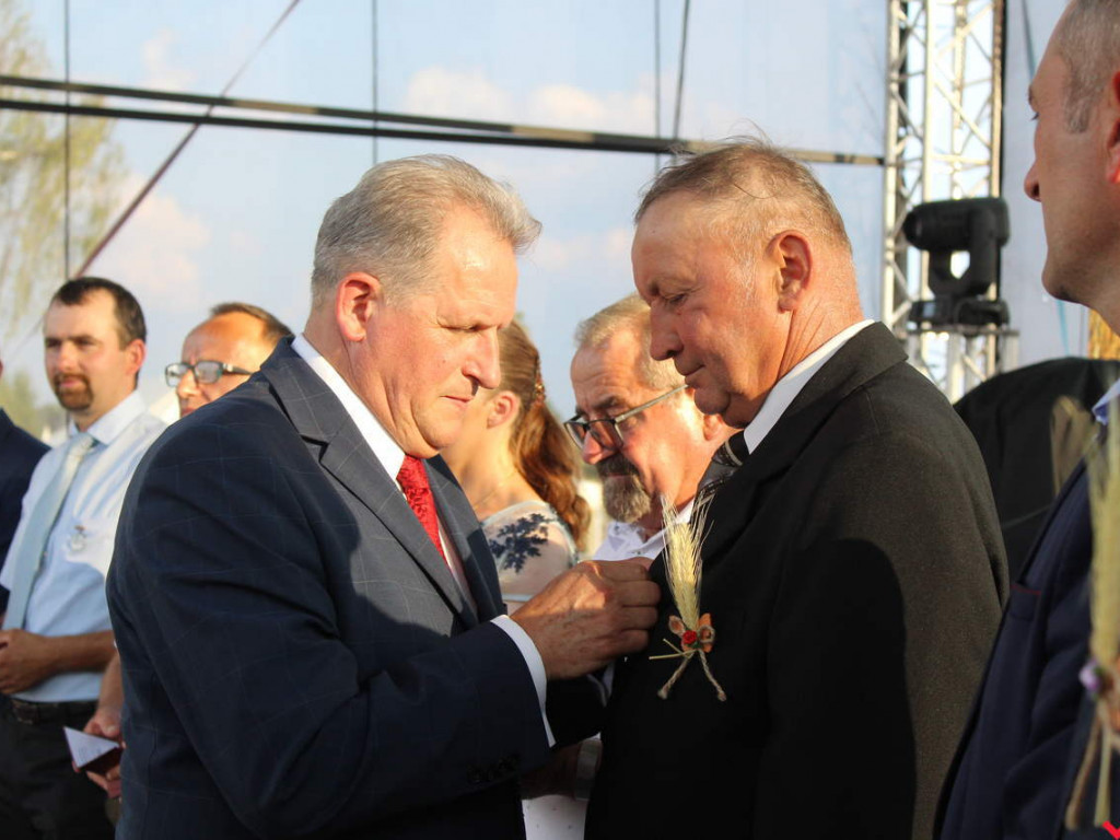 Rolnicy i działacze odznaczeni podczas święta plonów. Dożynki powiatowe w skwarze