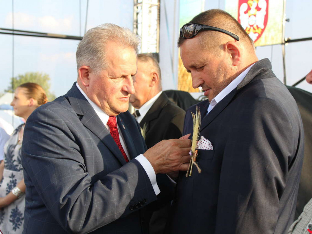 Rolnicy i działacze odznaczeni podczas święta plonów. Dożynki powiatowe w skwarze