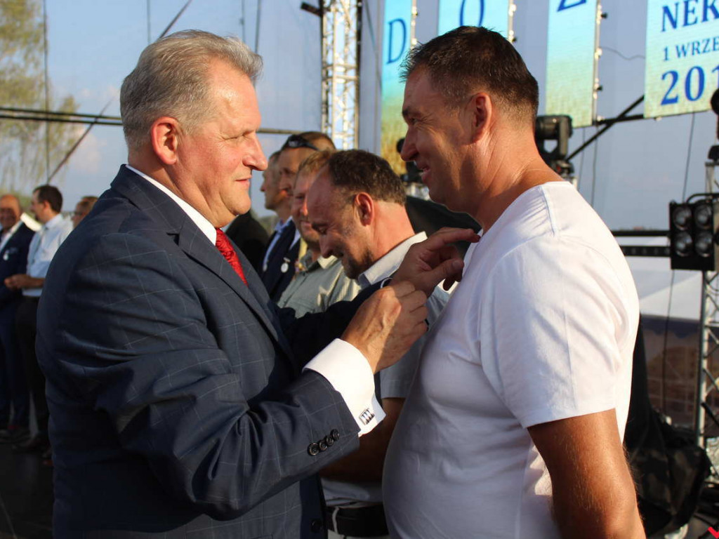 Rolnicy i działacze odznaczeni podczas święta plonów. Dożynki powiatowe w skwarze