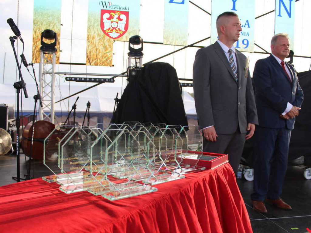 Rolnicy i działacze odznaczeni podczas święta plonów. Dożynki powiatowe w skwarze