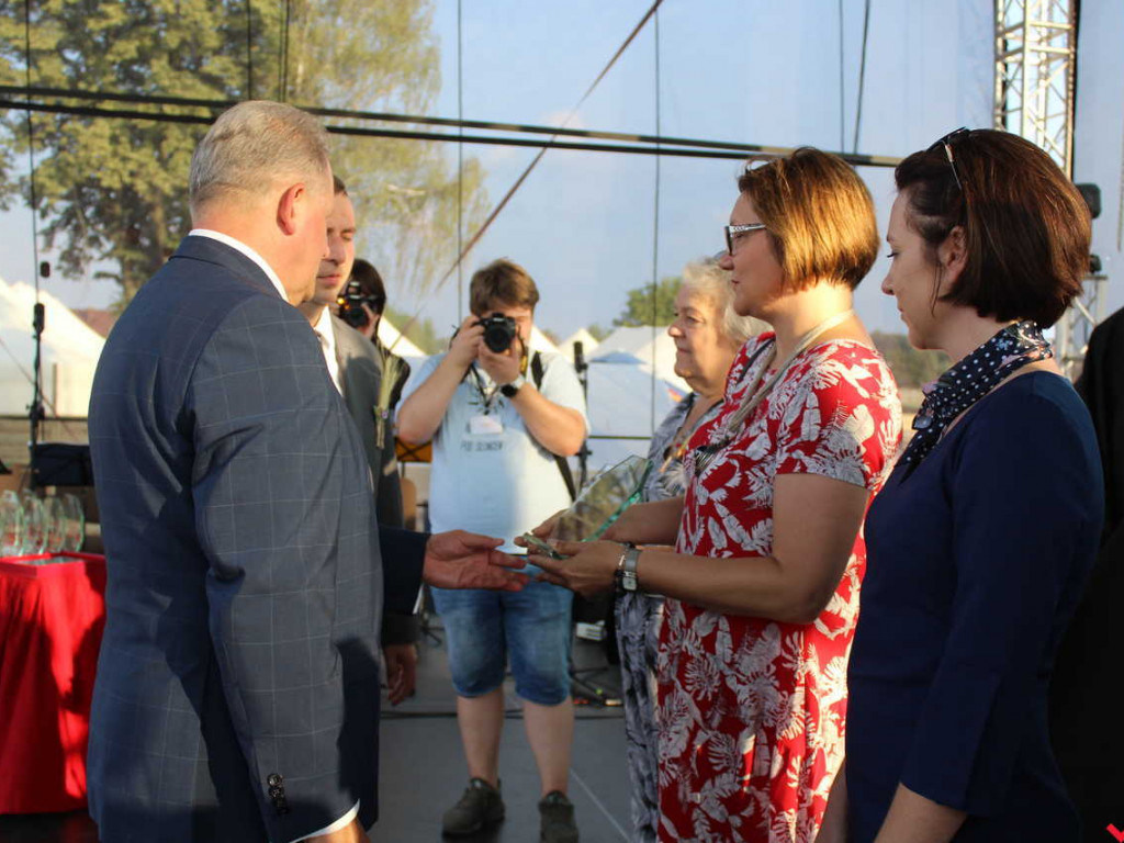 Rolnicy i działacze odznaczeni podczas święta plonów. Dożynki powiatowe w skwarze