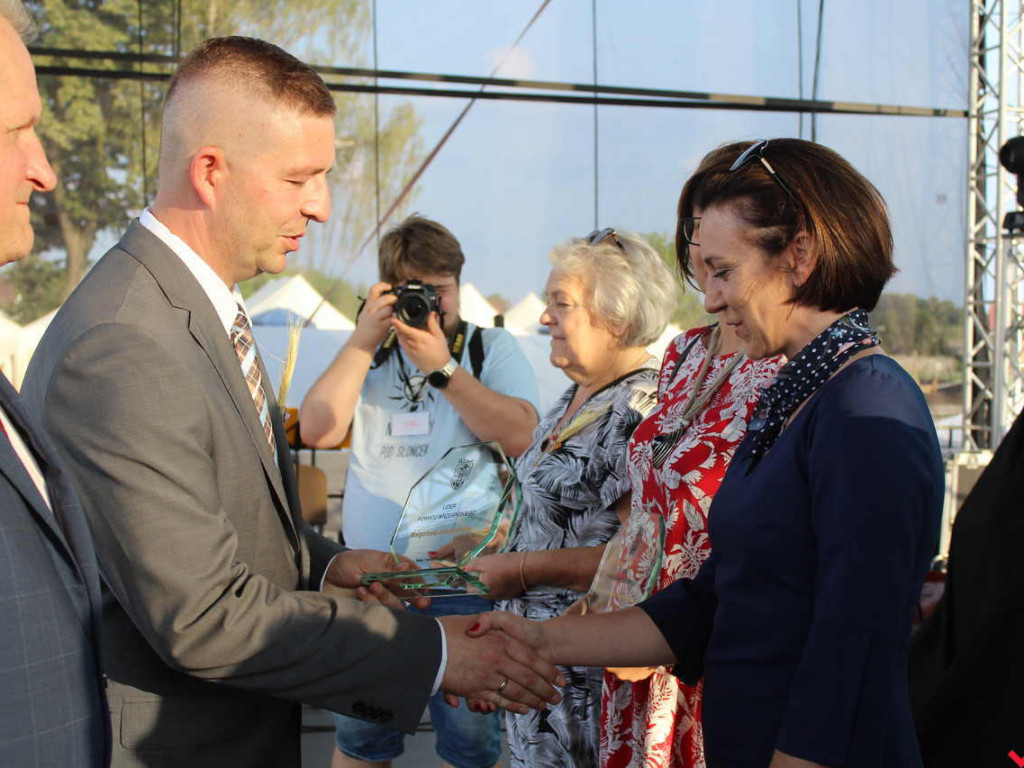 Rolnicy i działacze odznaczeni podczas święta plonów. Dożynki powiatowe w skwarze