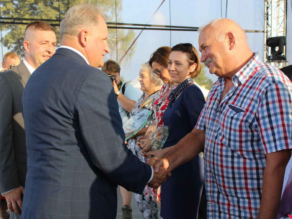 Rolnicy i działacze odznaczeni podczas święta plonów. Dożynki powiatowe w skwarze