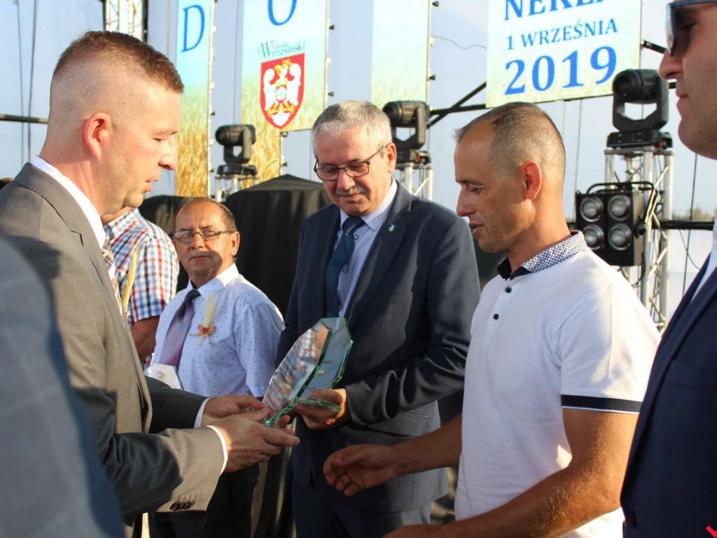 Rolnicy i działacze odznaczeni podczas święta plonów. Dożynki powiatowe w skwarze