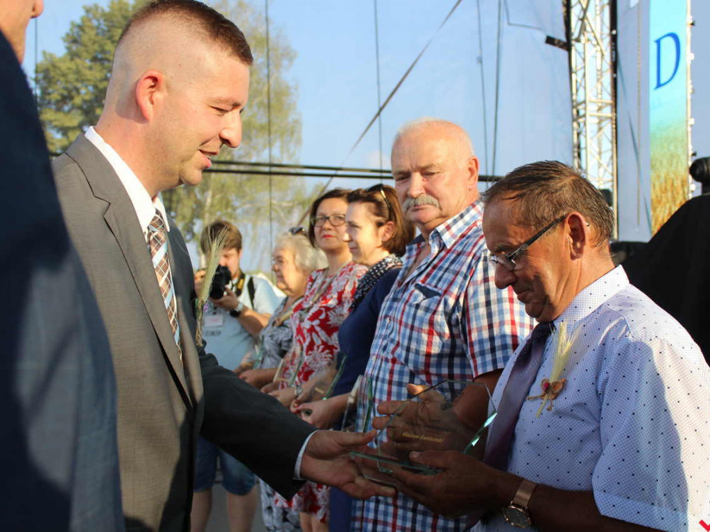 Rolnicy i działacze odznaczeni podczas święta plonów. Dożynki powiatowe w skwarze