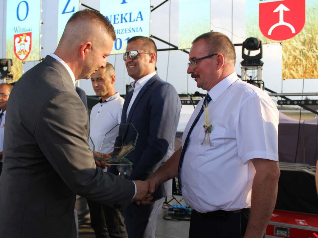 Rolnicy i działacze odznaczeni podczas święta plonów. Dożynki powiatowe w skwarze