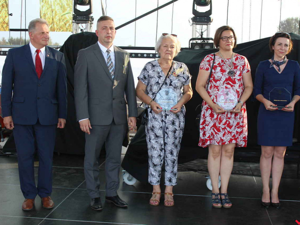 Rolnicy i działacze odznaczeni podczas święta plonów. Dożynki powiatowe w skwarze