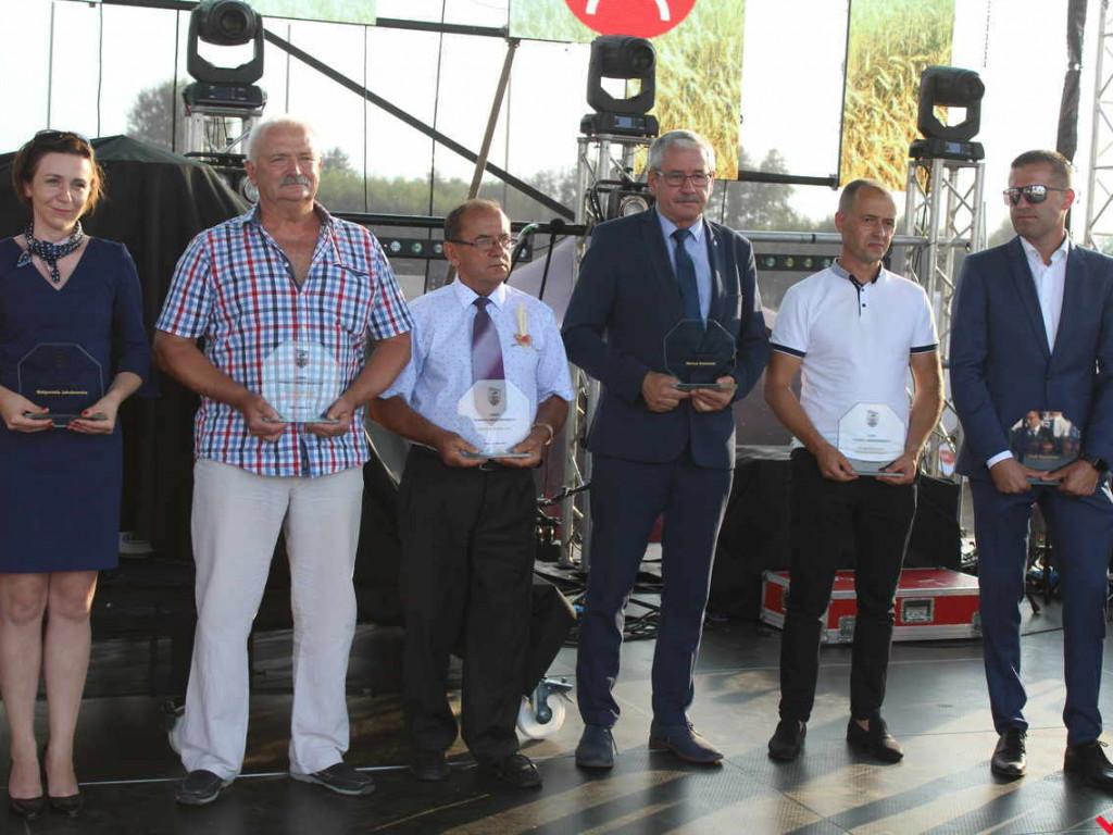 Rolnicy i działacze odznaczeni podczas święta plonów. Dożynki powiatowe w skwarze