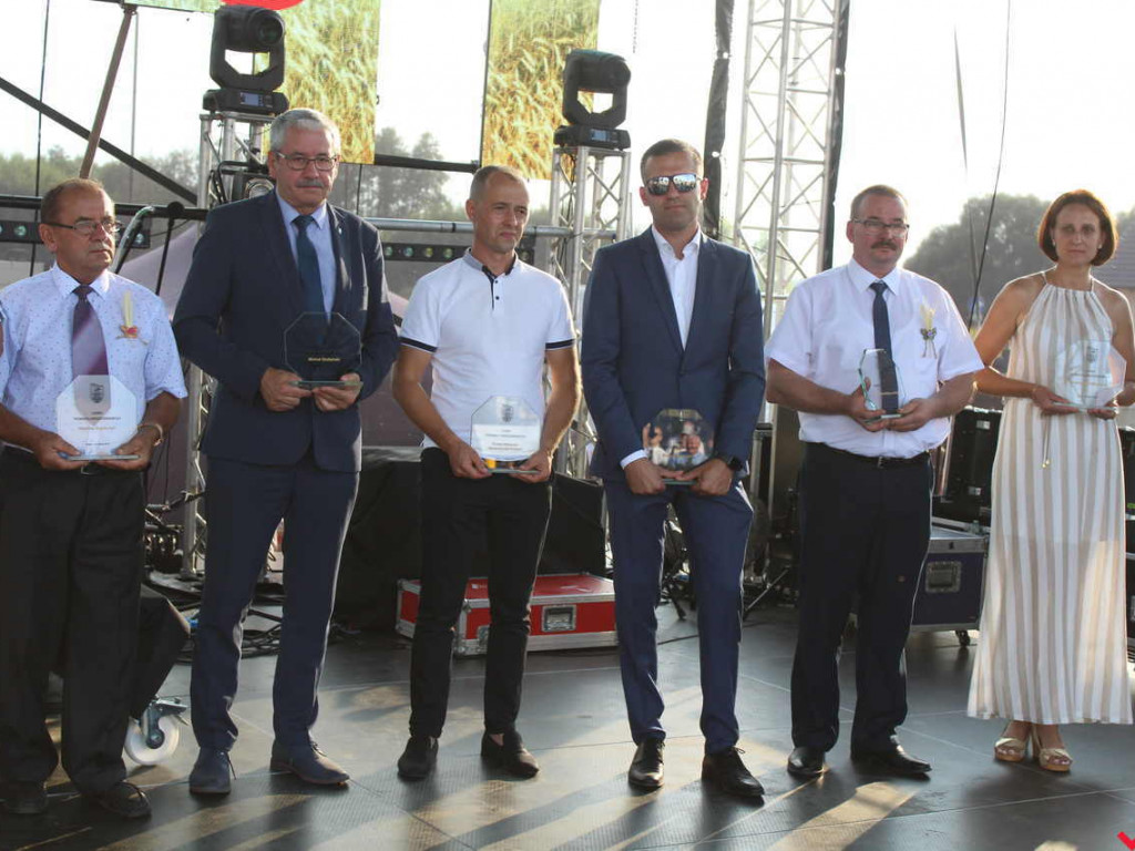 Rolnicy i działacze odznaczeni podczas święta plonów. Dożynki powiatowe w skwarze