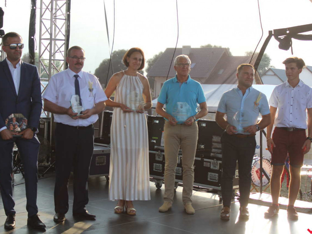 Rolnicy i działacze odznaczeni podczas święta plonów. Dożynki powiatowe w skwarze