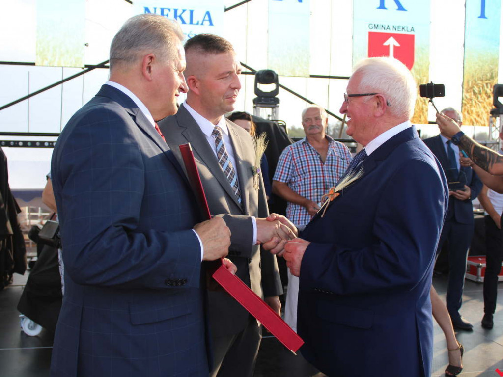 Rolnicy i działacze odznaczeni podczas święta plonów. Dożynki powiatowe w skwarze
