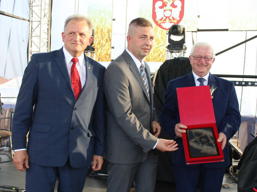Rolnicy i działacze odznaczeni podczas święta plonów. Dożynki powiatowe w skwarze