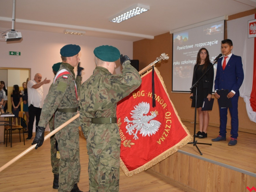 Pierwszy dzwonek po wakacjach. Tak wyglądała powiatowa inauguracja roku szkolnego
