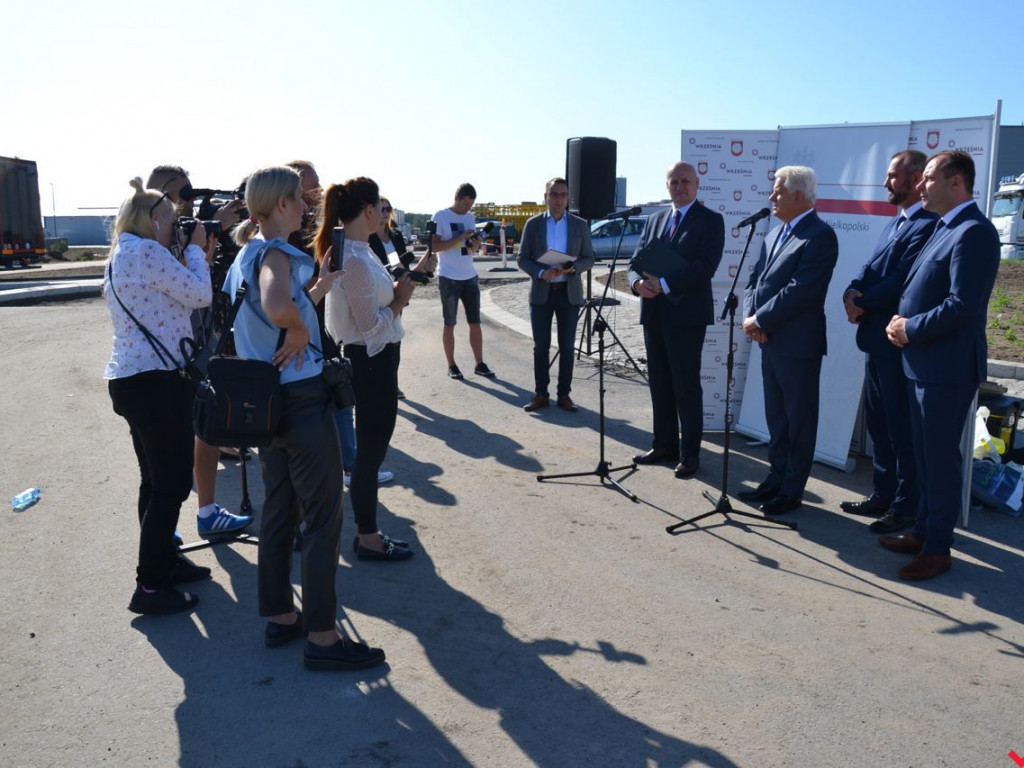 Wojewoda i burmistrz cieszą się z wielkich pieniędzy na obwodnicę Wrześni