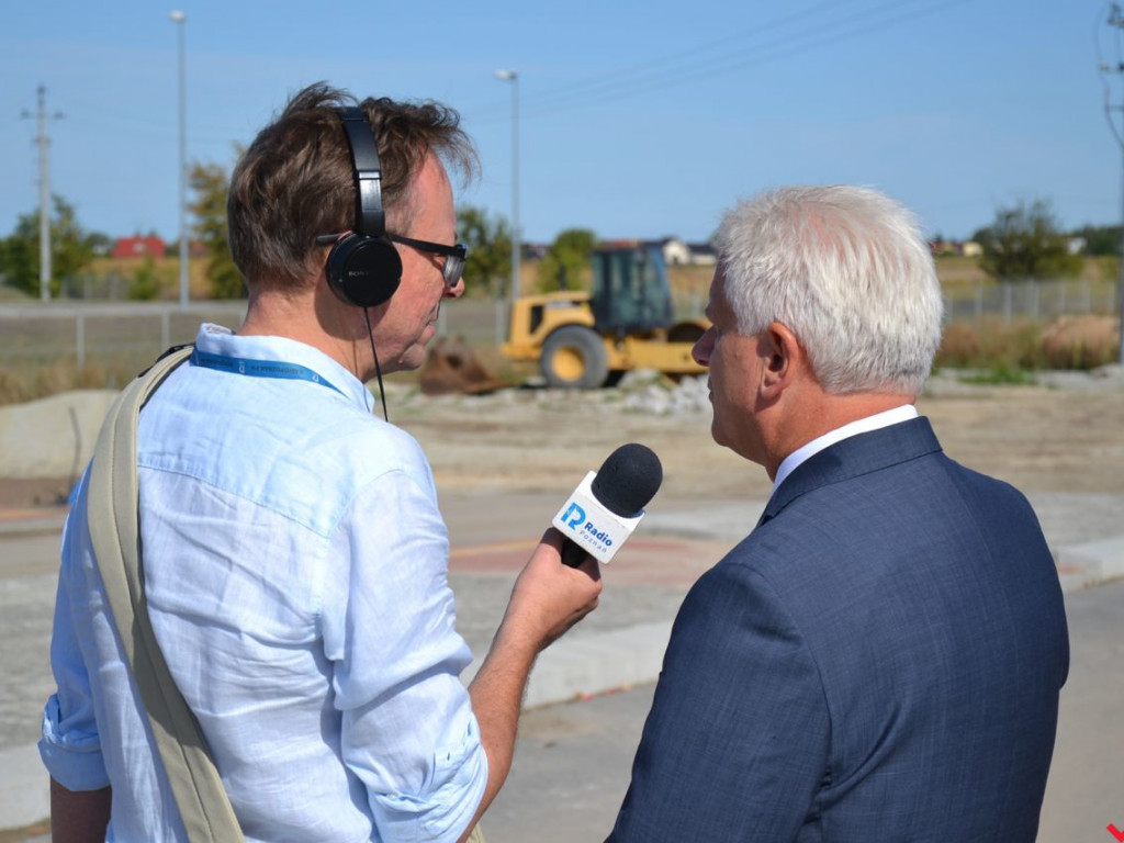 Wojewoda i burmistrz cieszą się z wielkich pieniędzy na obwodnicę Wrześni