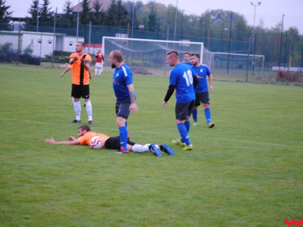Dwie różne połowy. W derbach powiatu Płomień lepszy od Sparty-Sklejki