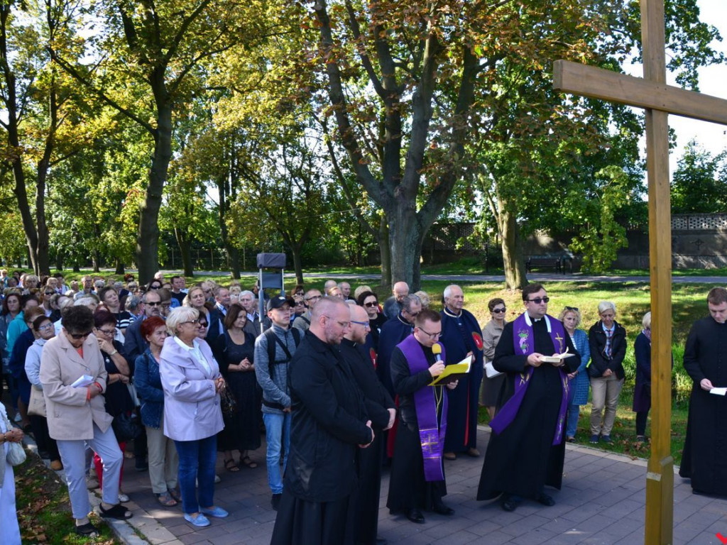 W obronie wiary i wartości. Setki osób w akcji Września pod Krzyżem