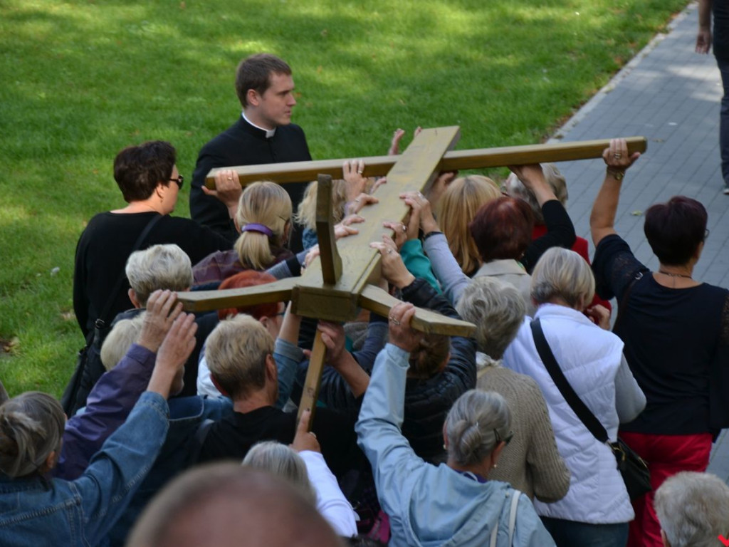 W obronie wiary i wartości. Setki osób w akcji Września pod Krzyżem