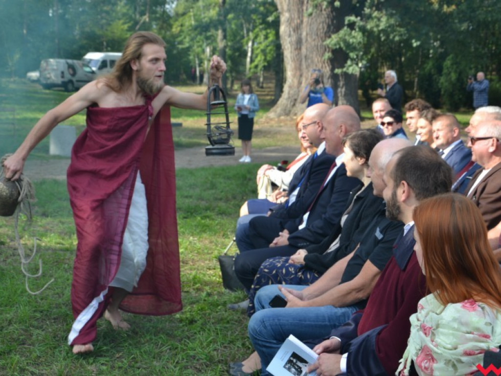 Ponownie odsłonięto pomnik Słowackiego. Krótko potem burmistrz zadziwił mieszkańców