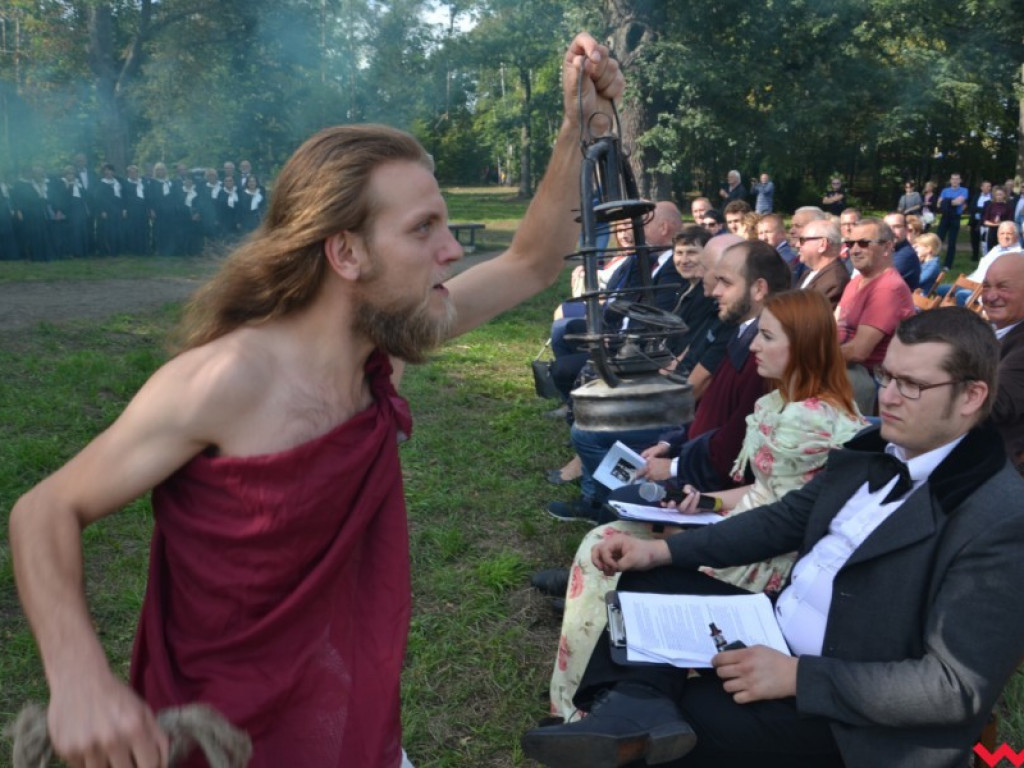 Ponownie odsłonięto pomnik Słowackiego. Krótko potem burmistrz zadziwił mieszkańców