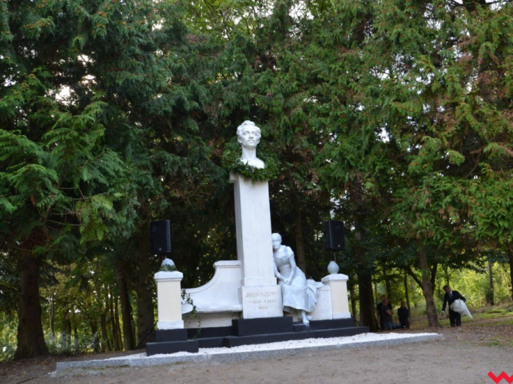 Ponownie odsłonięto pomnik Słowackiego. Krótko potem burmistrz zadziwił mieszkańców