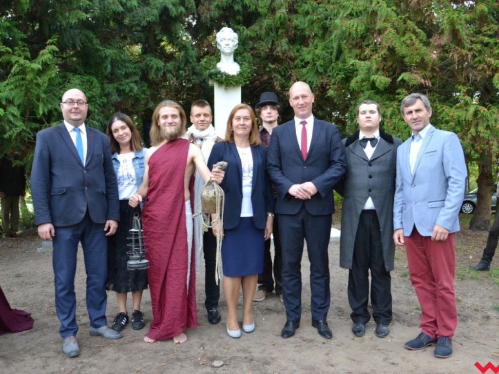 Ponownie odsłonięto pomnik Słowackiego. Krótko potem burmistrz zadziwił mieszkańców