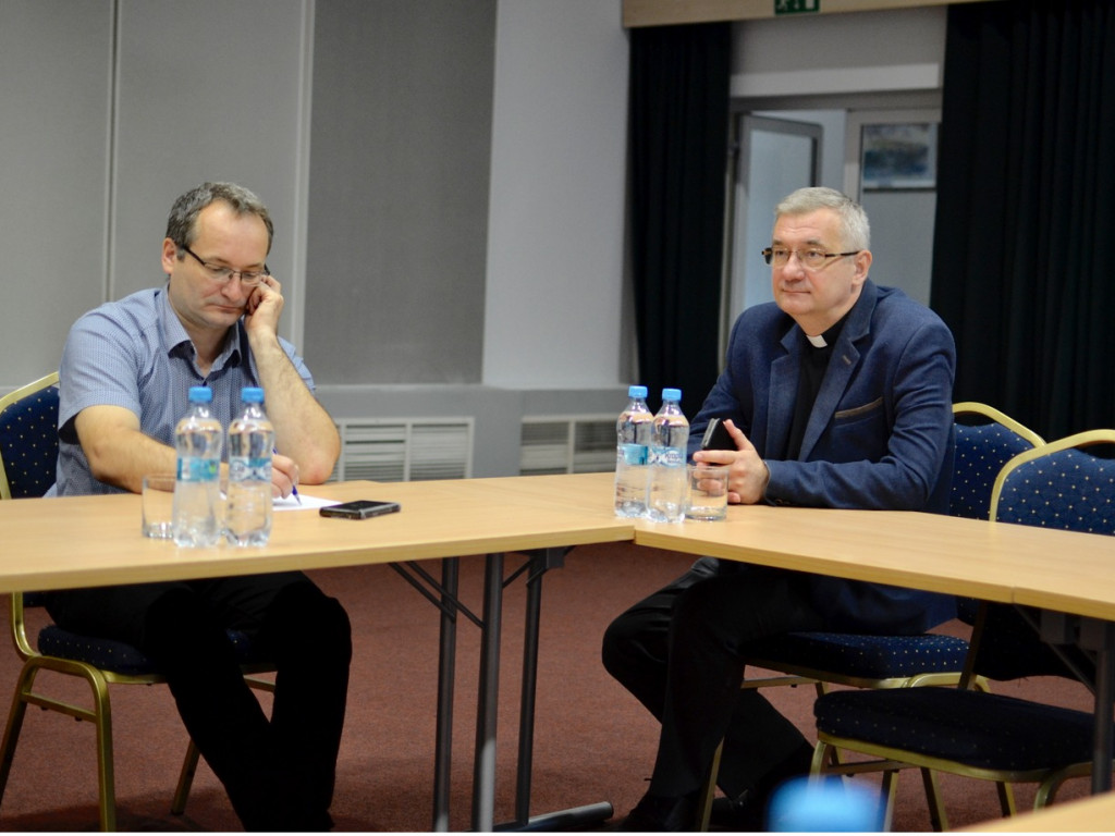 Jak mówić i pisać o Kościele? Czy osoby homoseksualne należy wykluczyć z Kościoła?