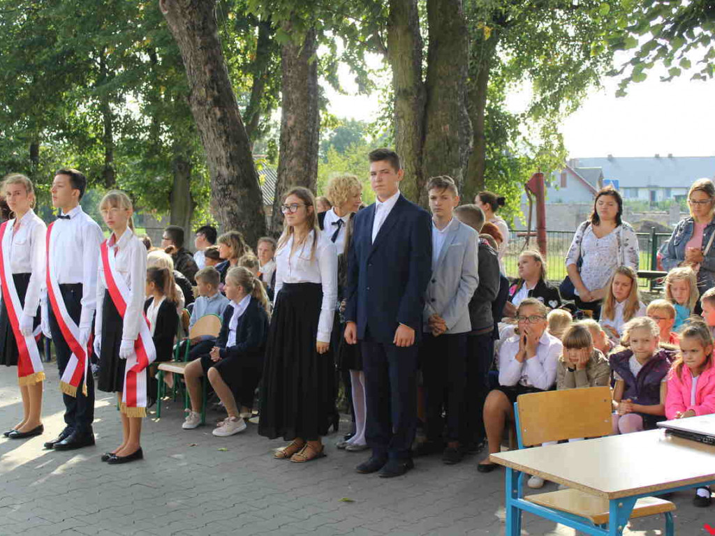 Nie ma gimnazjum, jest nowy sztandar szkoły. Podniosła uroczystość w Targowej Górce