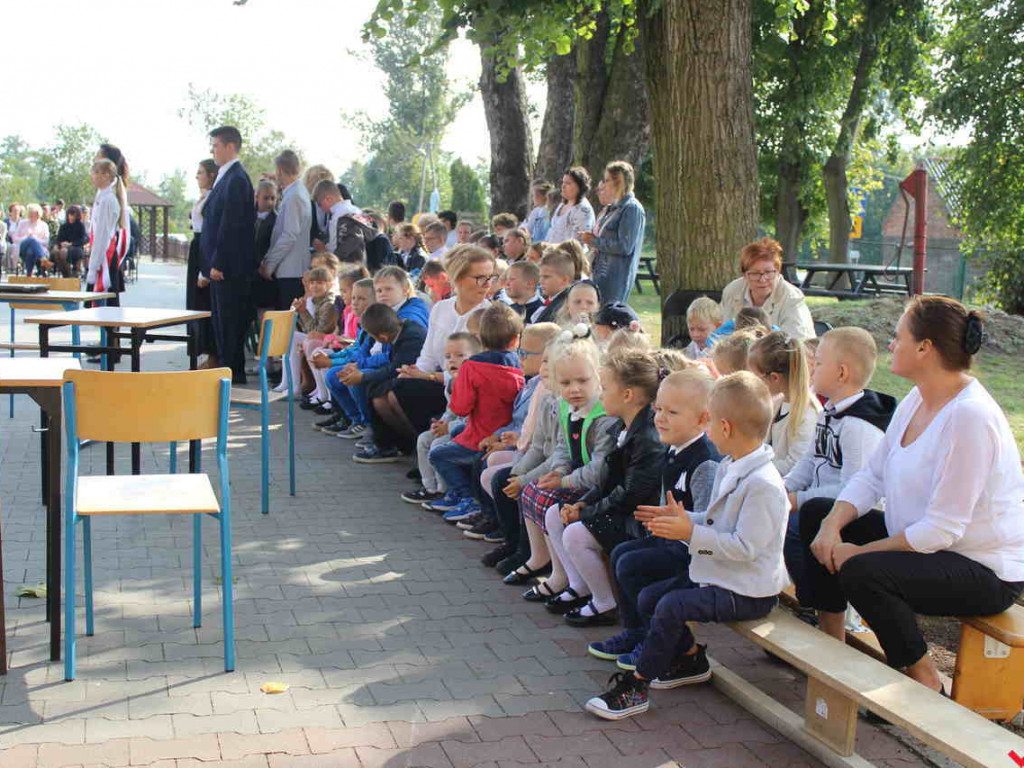 Nie ma gimnazjum, jest nowy sztandar szkoły. Podniosła uroczystość w Targowej Górce