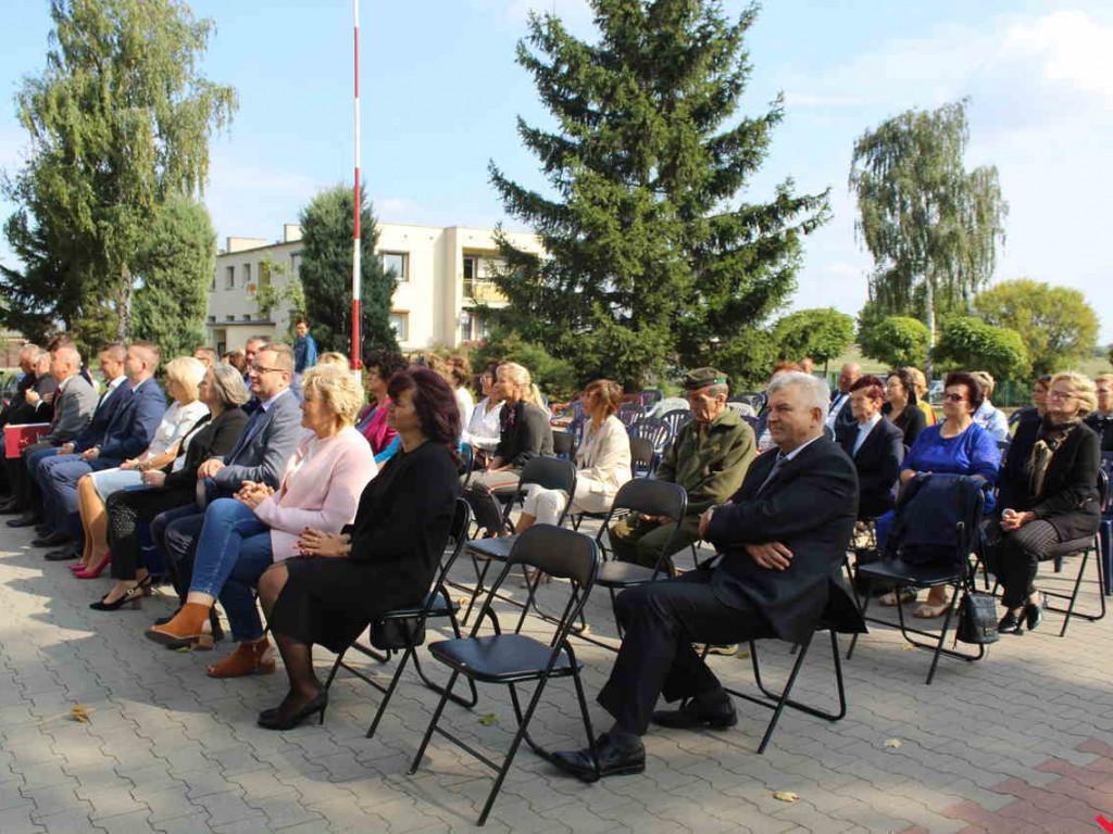 Nie ma gimnazjum, jest nowy sztandar szkoły. Podniosła uroczystość w Targowej Górce