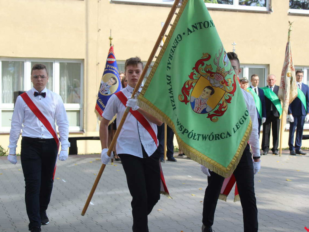 Nie ma gimnazjum, jest nowy sztandar szkoły. Podniosła uroczystość w Targowej Górce