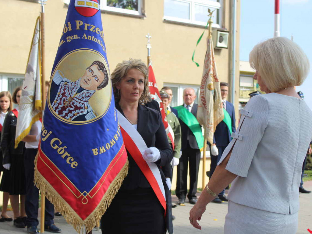 Nie ma gimnazjum, jest nowy sztandar szkoły. Podniosła uroczystość w Targowej Górce