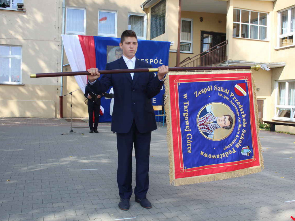 Nie ma gimnazjum, jest nowy sztandar szkoły. Podniosła uroczystość w Targowej Górce