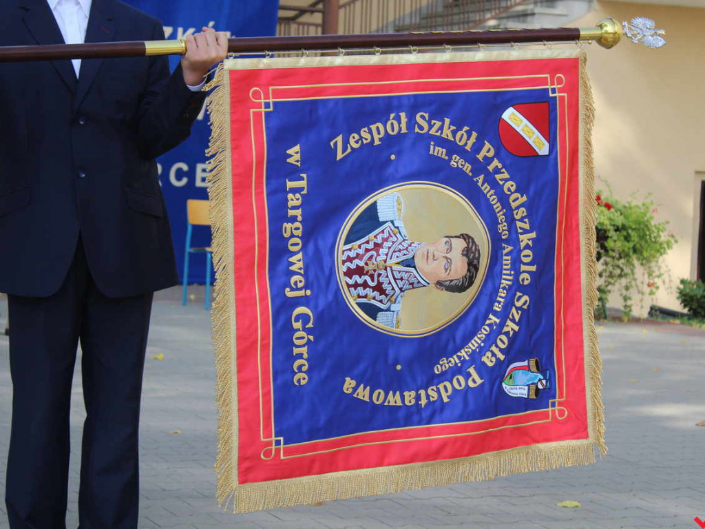 Nie ma gimnazjum, jest nowy sztandar szkoły. Podniosła uroczystość w Targowej Górce