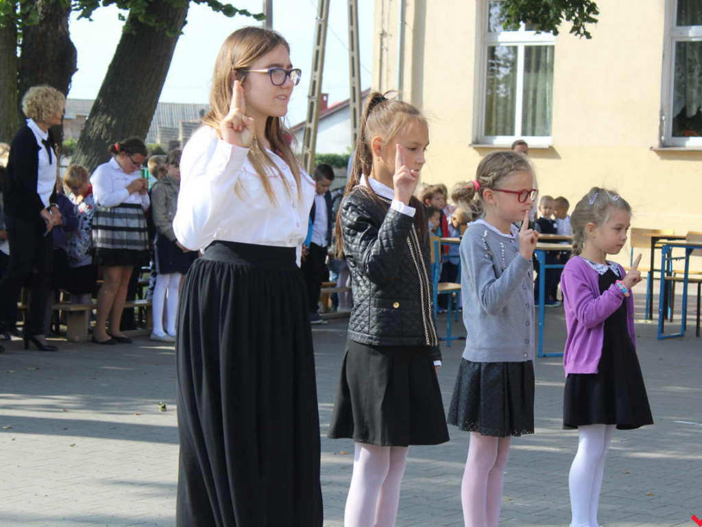 Nie ma gimnazjum, jest nowy sztandar szkoły. Podniosła uroczystość w Targowej Górce