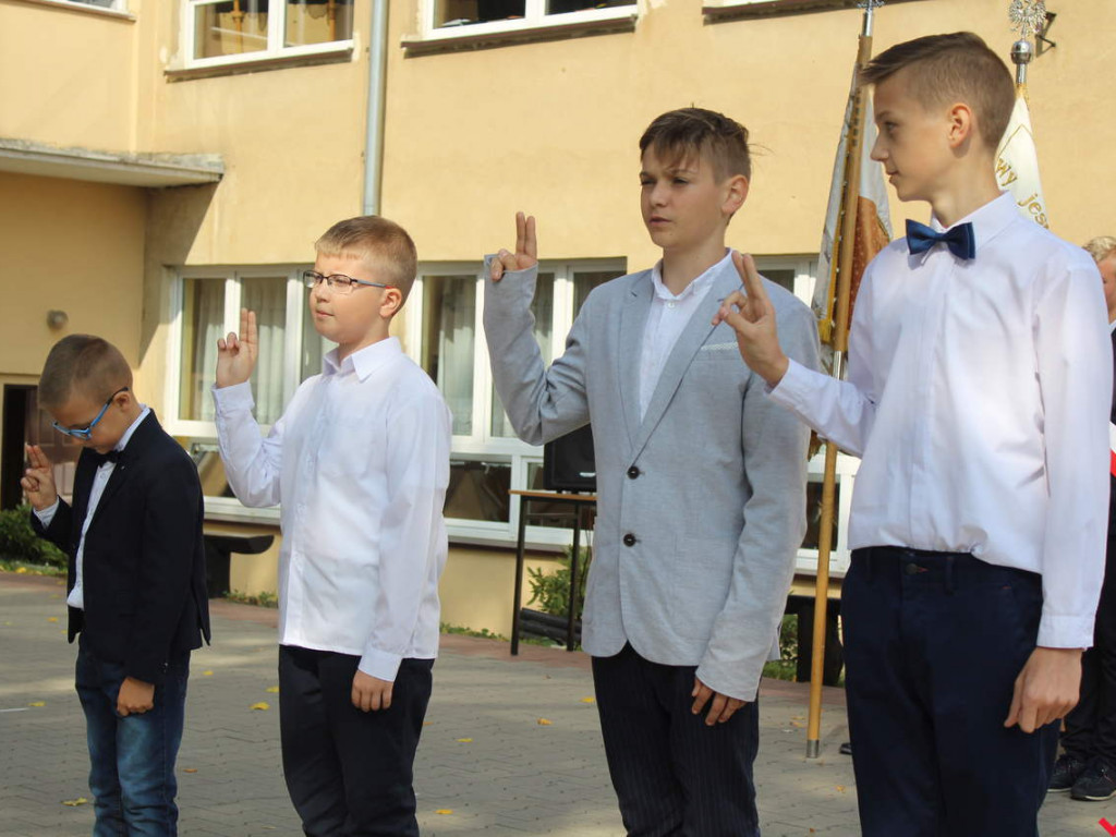 Nie ma gimnazjum, jest nowy sztandar szkoły. Podniosła uroczystość w Targowej Górce