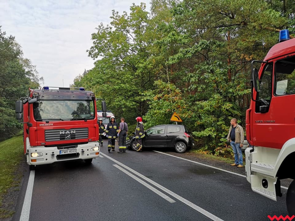Kolejny wypadek na drodze wojewódzkiej w Górnych Grądach. Kierowcy i dwójka dzieci w szpitalu