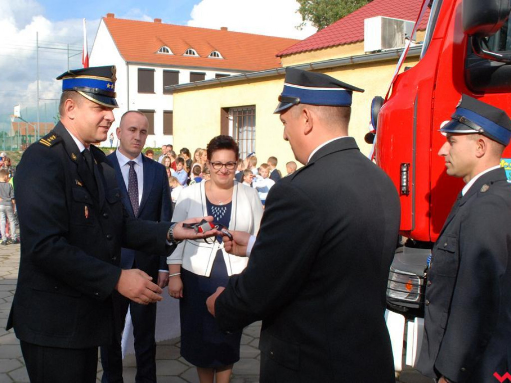 Nowy samochód strażacki poświęcony