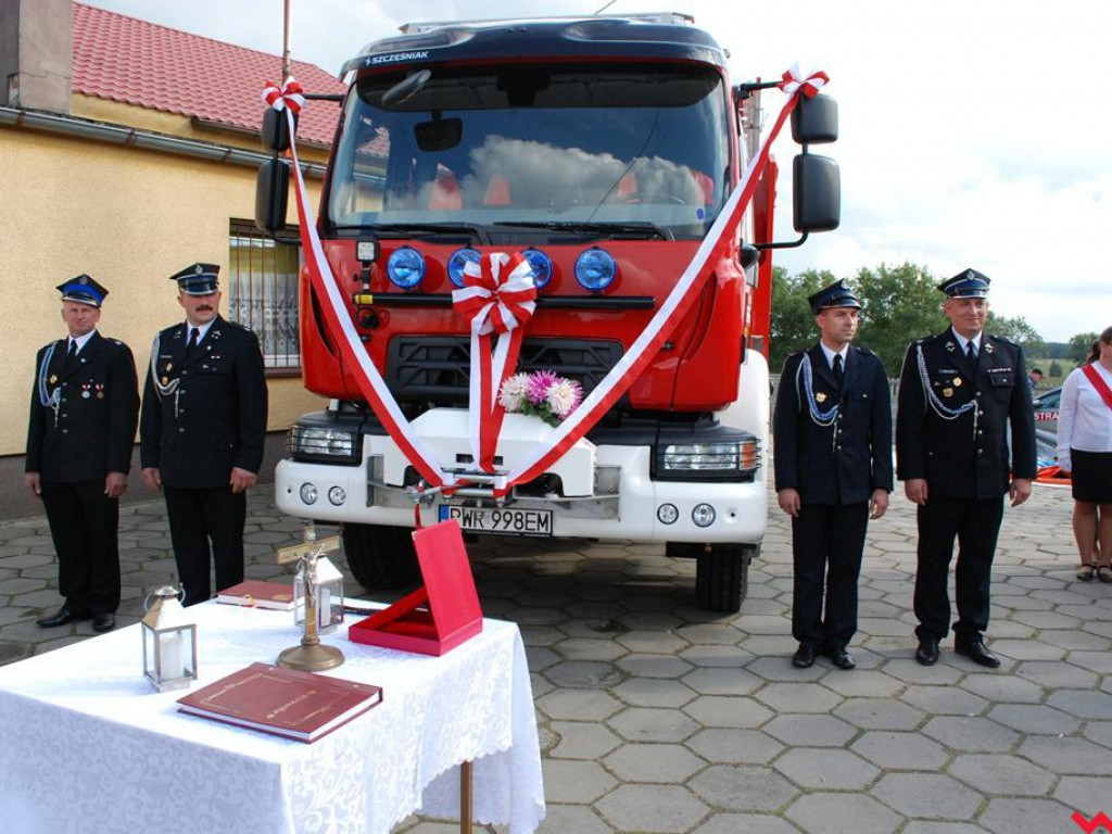 Nowy samochód strażacki poświęcony