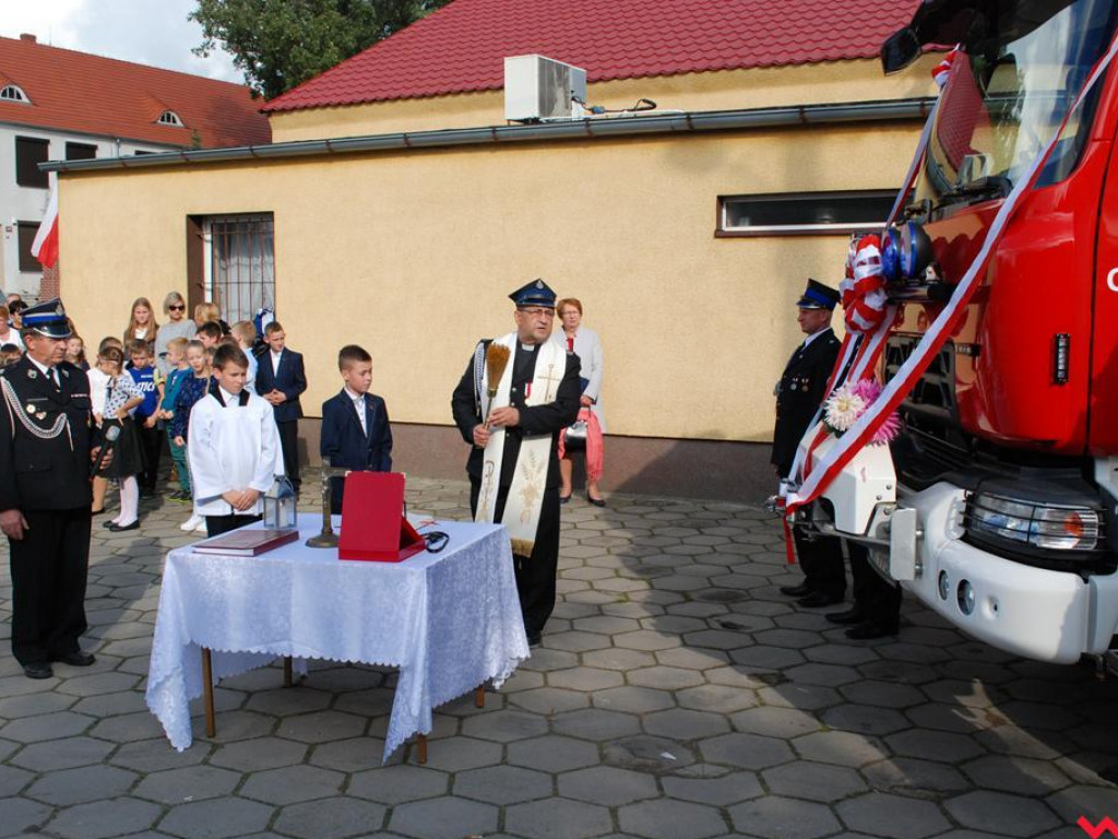 Nowy samochód strażacki poświęcony