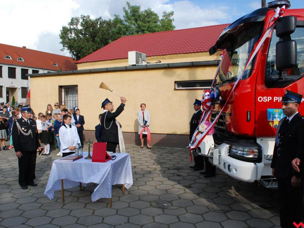 Nowy samochód strażacki poświęcony