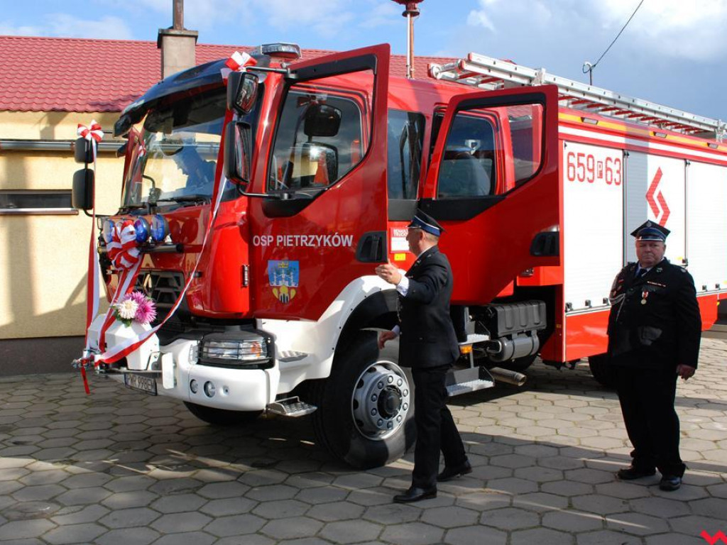 Nowy samochód strażacki poświęcony