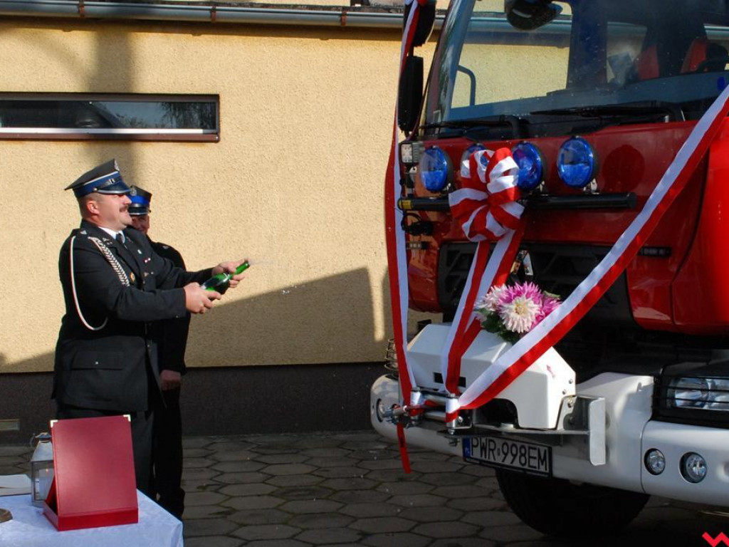 Nowy samochód strażacki poświęcony