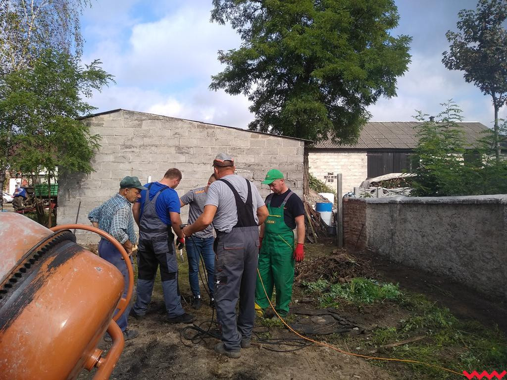 Mieszkańcy Lisewa skrzyknęli się i uporządkowali teren wokół świetlicy wiejskiej