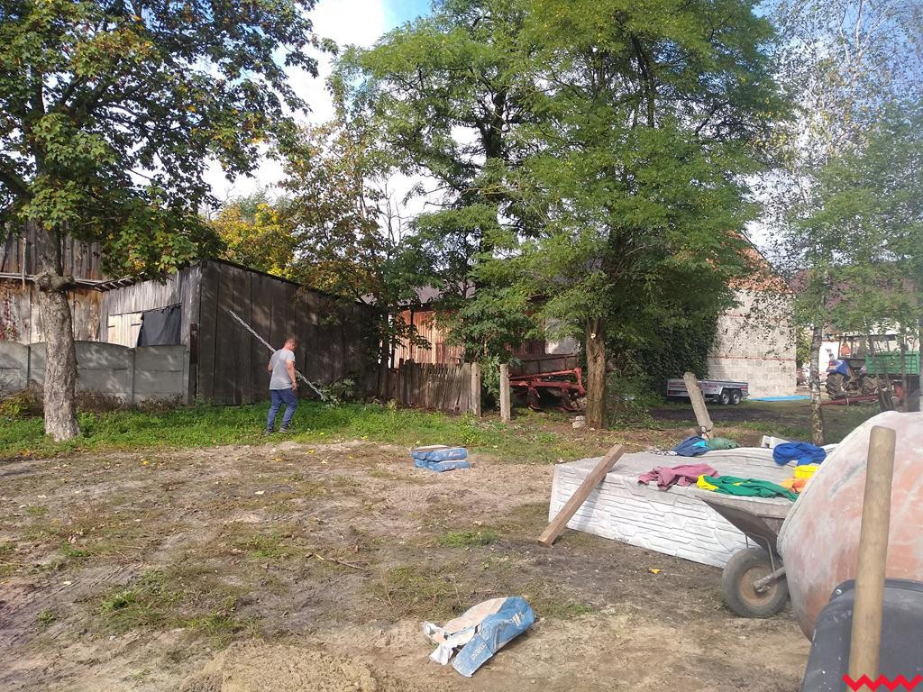Mieszkańcy Lisewa skrzyknęli się i uporządkowali teren wokół świetlicy wiejskiej